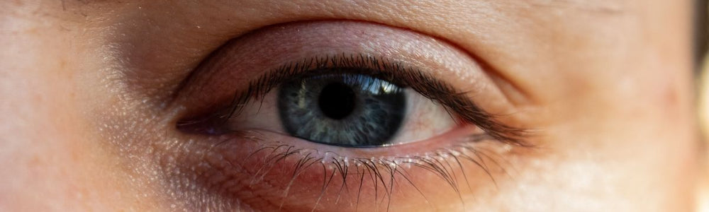 Educational guide to eyelid eczema, gentle skin care, and when to seek medical care.