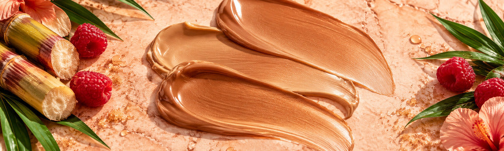Gradual DHA-free tanning lotion textures with raspberry and sugarcane