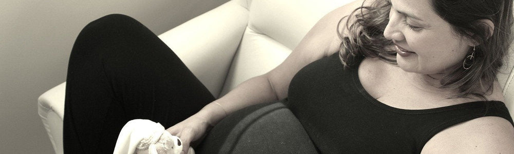 Pregnancy-safe skincare guide covering gentle cleansing, moisturizing, sunscreen and ingredient questions.
